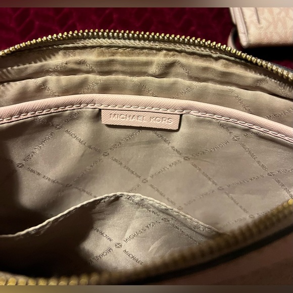 UC Michael Kors Light Blush Crossbody and Wallet 2-piece Set - Picture 4 of 12